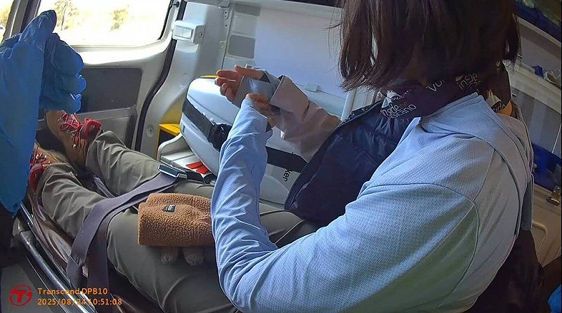 台東縣消防局24日上午獲報，一行5人登山隊在嘉明湖旁，其中38歲曾姓女山友疑似高山症發作，無法行走，隨即調派山域專責隊人員集結，同時申請空勤直升機協助，完成救援送醫治療。（台東縣消防局提供）中央社記者李先鳳傳真　114年8月24日   