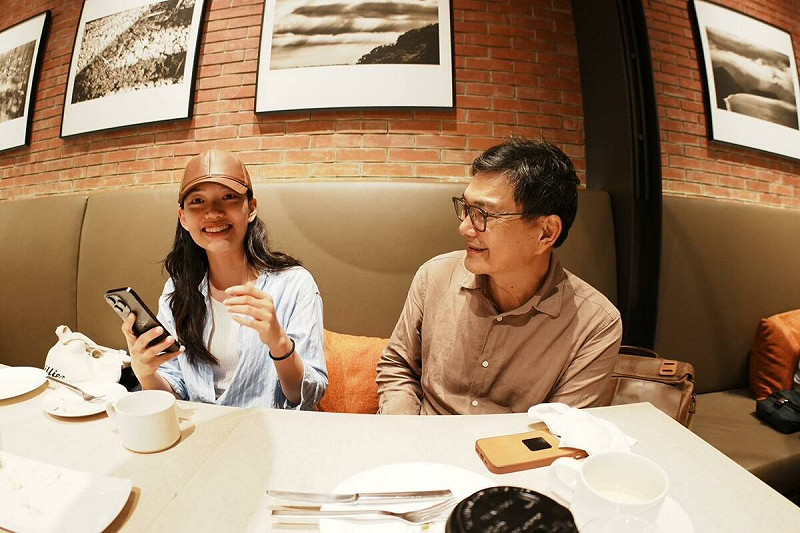 吳益政透過臉書發文，力挺女兒專業表現，並談及自身對政治工作的體悟。他指出，女兒從小性格敏銳、成熟、樂觀且獨立，畢業後進入媒體業面對職場挑戰均能自主解決，工作表現遠超過外界印象，「小孩都比我更成熟，爸爸還需要說什麼嗎？」   圖：翻攝自吳益政臉書