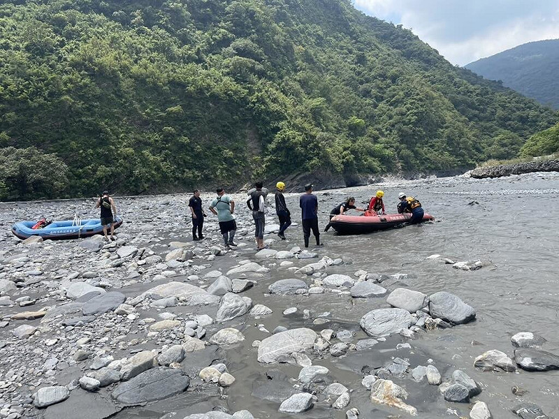 一行7人24日到屏東霧台的溪流玩漂漂河，疑見水流湍急不敢動報案，屏東縣消防局獲報出動，準備下艇協助民眾脫困。（屏東縣消防局提供）中央社記者李卉婷傳真  114年8月24日   