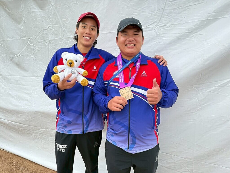 萊茵魯爾世界大學運動會射箭國手吳子瑋（右），24日在世界青年射箭錦標賽的U21組複合弓男子個人賽銅牌戰擊敗以色列選手，替台灣帶回1面銅牌。左為教練林明靜。（射箭協會提供）中央社記者陳容琛傳真　114年8月24日   