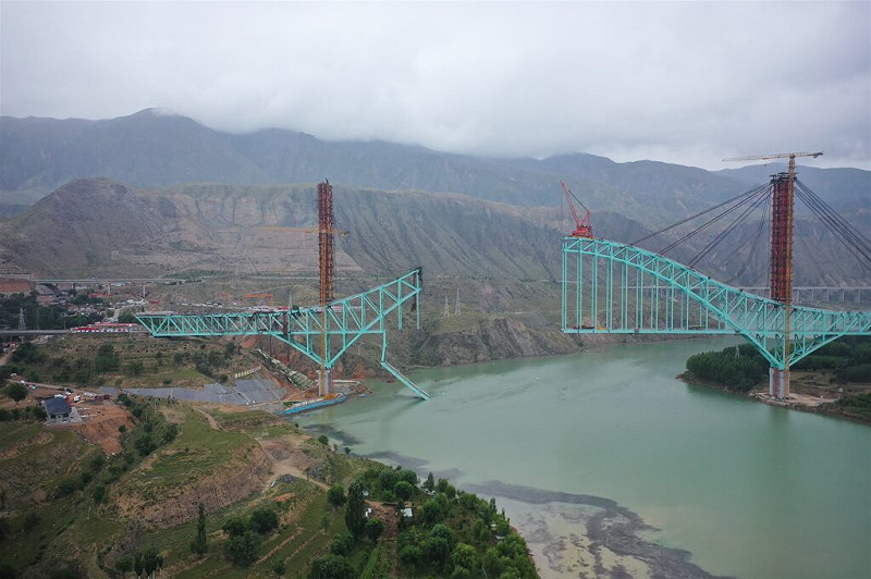 中國川青鐵路青海段尖扎黃河特大橋22日凌晨發生鋼索斷裂事故，導致12人死亡，4人失聯。   圖：（中新社）