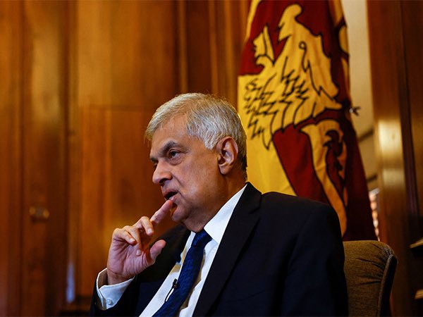 斯里蘭卡前總統威克瑞米辛赫（Ranil Wickremesinghe）因涉嫌挪用公帑資助私人出國行程，22日遭警方逮捕並押送候審，隨後因急性脫水併發糖尿病與高血壓問題，被緊急送往可倫坡國立醫院（Colombo National Hospital）治療，目前情況穩定。   圖:翻攝自X帳號@thegeo_sync（資料照）