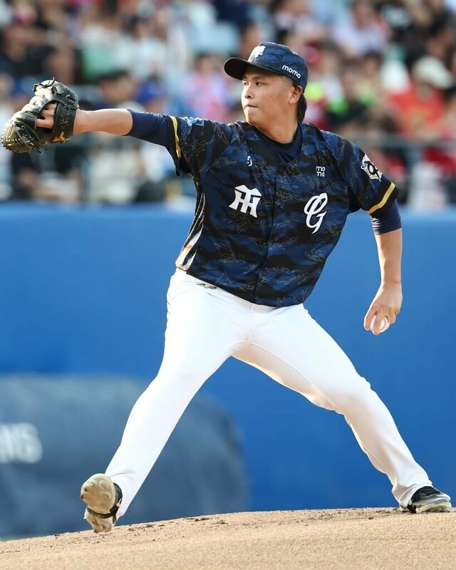 中職富邦悍將投手陳仕朋（圖）23日7局優質先發吞敗，但已是本季最長投球局數，他坦言今年起伏比較大，主因是春訓調整不佳。   圖：（富邦悍將提供）
