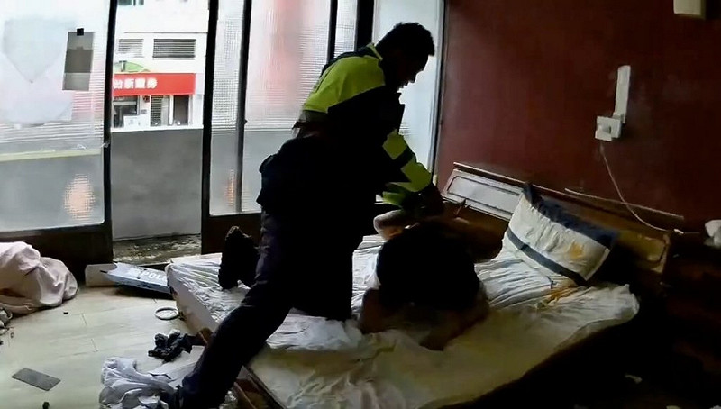 新竹市一名男子日前揚言輕生，警方獲報到場赫見男子持槍，經迅速應變並在多組警力支援下，手持盾牌衝入房內，並使用辣椒水將其壓制，確認男子拿的是外型類似手槍的辣椒噴霧器，虛驚一場，隨後上銬送醫安置。（新竹市警察局提供）中央社記者魯鋼駿傳真　114年8月24日   