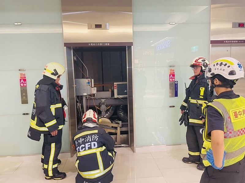 台中大遠百一部電梯24日因設備故障，卡在2到3樓之間，有19人受困，消防局趕往救援，電梯公司也出動人員到場處理，協助民眾脫困，幸無人受傷。（民眾提供）中央社記者郝雪卿傳真　114年8月24日   