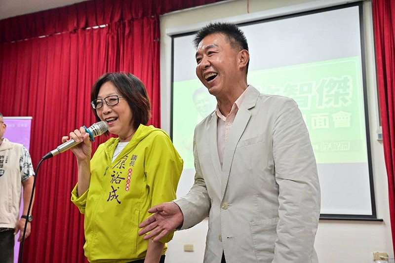康裕成(左)以議長身分為許智傑(右)站台。 圖:許智傑辦公室/提供