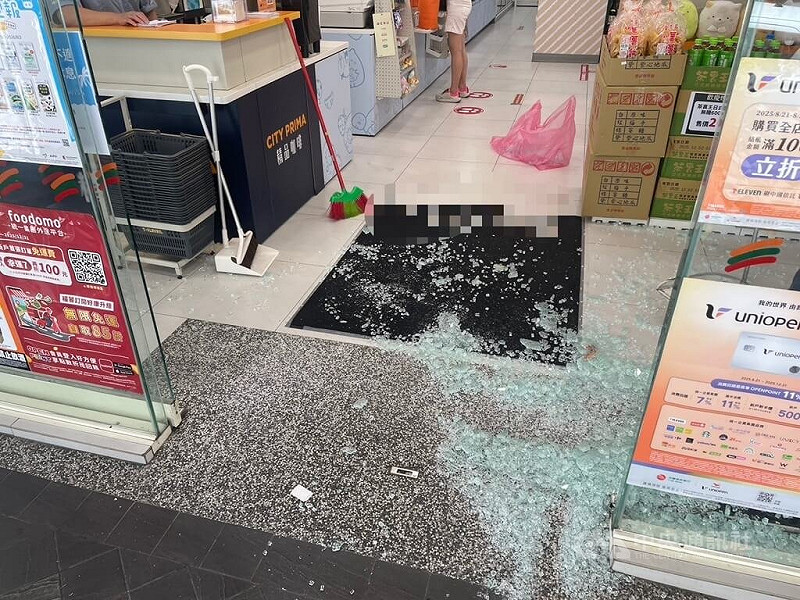 台北市大同區長安西路某間超商大門玻璃24日遭砸損，玻璃碎裂滿地，涉案的40歲吳姓男子離開後，還沿路砸車和破壞早餐店桌椅，造成2名路人受傷。吳男到案後僅稱因心情不好，被依涉違反社會秩序維護法和刑法毀損罪送辦。（翻攝照片）中央社記者黃麗芸傳真　114年8月24日   