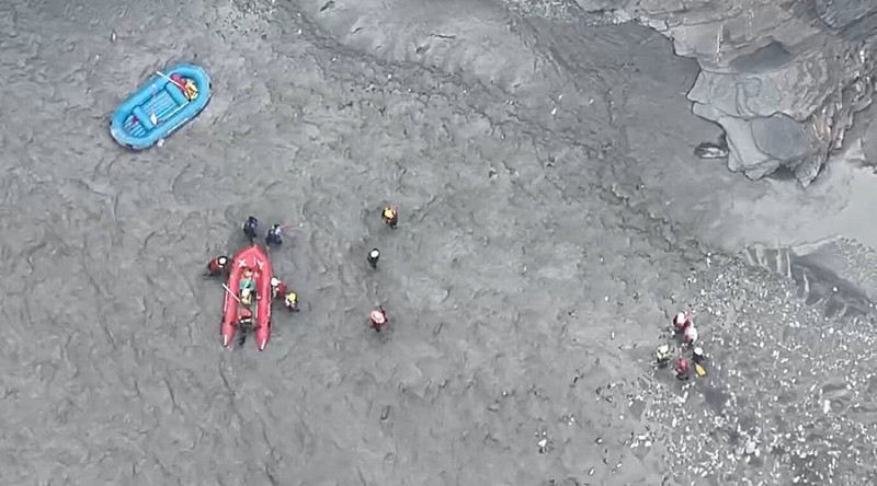 有民眾24日揪團到屏東霧台搭艇玩漂漂河，卻意外撞上山壁，7人全落水，自行爬至附近灘地報案，消防局獲報馳援，平安將人救出。（屏東消防局提供）中央社記者李卉婷傳真　114年8月24日   