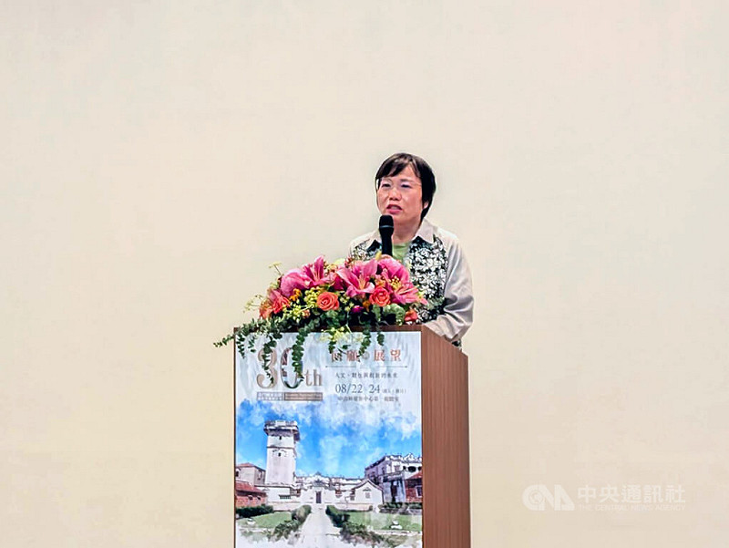 「金門國家公園成立30週年國際學術研討會」24日下午舉行閉幕式暨綜合座談，內政部長劉世芳（圖）致詞表示，金門有國家公園，就代表金門在台灣發展歷史上不是偏鄉，「它有非常獨特歷史、人文與生態保育的定位」。   圖：中央社