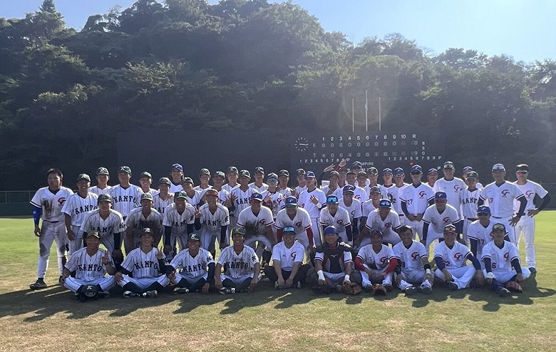 亞洲棒球錦標賽9月將在中國舉行，台灣培訓隊赴日本移地訓練，24日與關東學院交流賽，培訓隊投打發揮，終場以9比0獲勝。圖為兩隊合影。   （中華民國棒球協會提供）