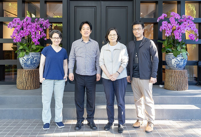 蔡英文前總統到總統官邸為賴團隊加油打氣。   圖：取自賴清德臉書