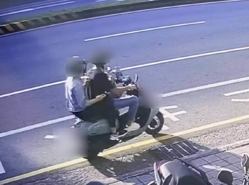 一名男子24日清晨在台中市潭子區某便利商店前，遭騎乘懸掛變造車牌機車的一男一女分持刀械與辣椒水攻擊，警方循線查獲2嫌，依殺人未遂等罪嫌移送台中地檢署偵辦。（民眾提供）中央社記者郝雪卿傳真　114年8月24日   