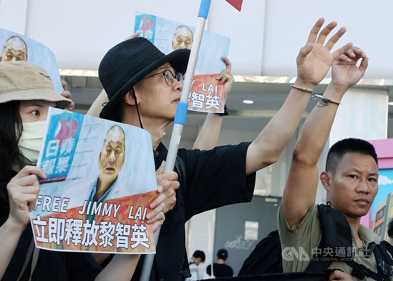 香港壹傳媒集團創辦人黎智英涉及的國安案進入結案陳詞階段,香港邊城青年發起聲援行動,24日在台北捷運西門站外街頭短講,以人道關懷為核心,關注黎智英在審訊期間的身體狀況。中央社記者郭日曉攝 114年8月24日