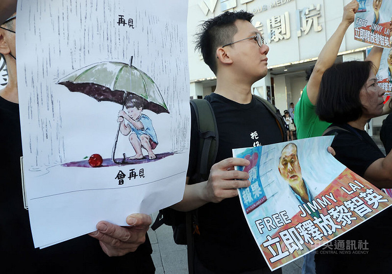 在台港人團體香港邊城青年24日在台北捷運西門站6號出口舉辦「聲援黎智英」街頭短講,訴求年逾70的被羈押人士健康都應獲得基本保障,並呼籲香港當局立即釋放香港壹傳媒集團創辦人黎智英。中央社記者郭日曉攝 114年8月24日