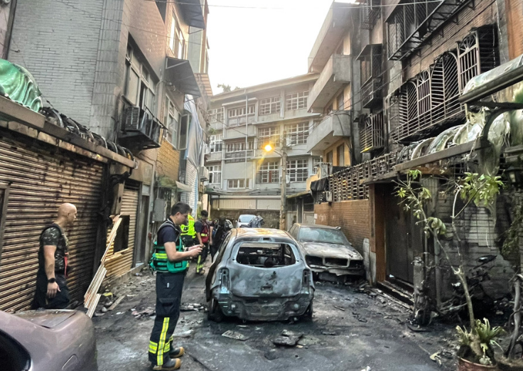 新店區行政街一輛停放在巷弄中央的汽車突然起火,火勢延燒,導致附近居民一度受困。 圖:消防局提供