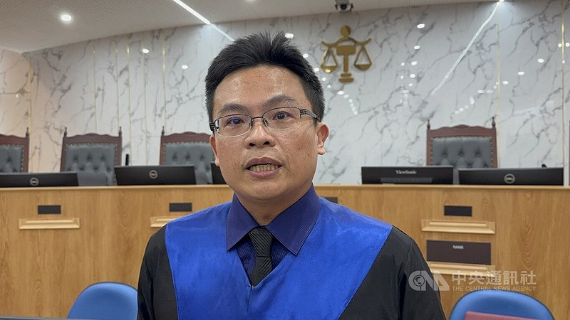 雲林縣前議長沈宗隆因涉嫌向達德能源公司收賄案，雲林地檢署前年7月底依貪污罪等罪嫌將他起訴。雲林地院25日依貪污等罪判沈宗隆3年6個月，褫奪公權8年。圖為雲林地方法院庭長王子榮會後受訪說明。中央社記者姜宜菁攝　114年8月25日   