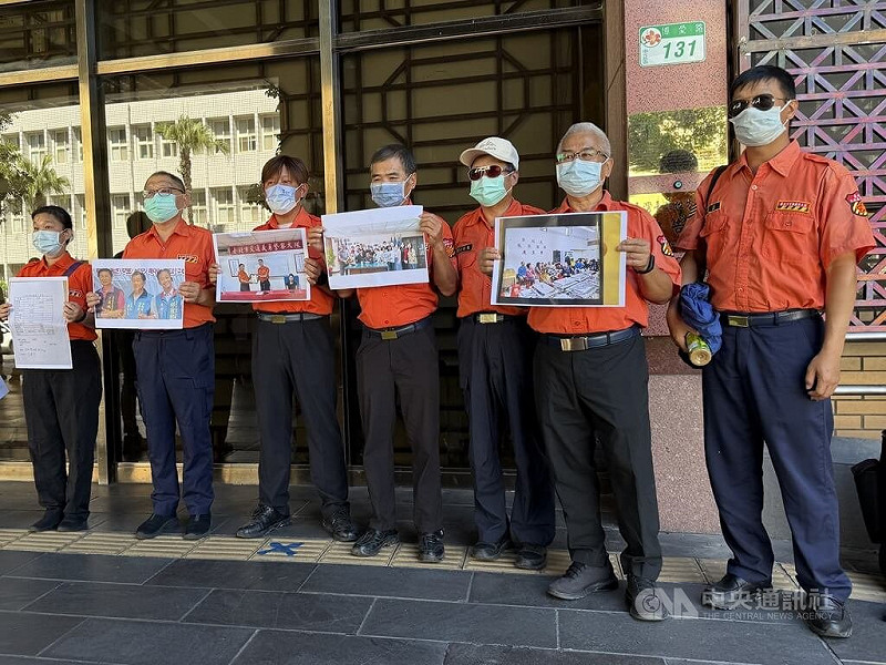 媒體報導，台北市義交辜姓大隊長涉嫌挪用公款替國民黨台北市議員郭昭巖辦慶生大會，包括北市義交李姓隊員等7人25日在律師陪同下到台北地檢署，遞狀告發辜姓大隊長涉嫌誣告、侵占、公益侵占等罪。中央社記者林長順攝　114年8月25日   