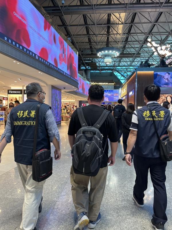 社群平台昨（24）日流傳2名日本籍男子於台北市西門町持中國國旗並拍攝影片，還發表「台灣是中國的」等不當言論，移民署今（25）日上午已依法強制驅逐出境，並列管禁止再入境。   圖：移民署提供
