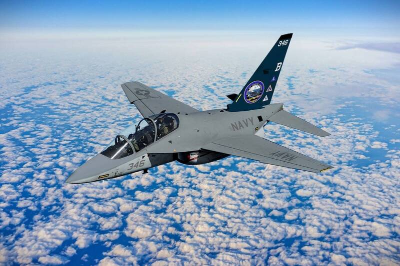被多國空軍採用並用於F-35飛行員訓練，具備航艦起降訓練功能的M-346N教練機。   圖：翻攝「X」@Leonardo_live