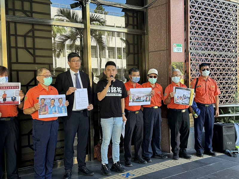 指控蔣市府涉人事黑箱、市議員郭昭巖被控私用義交，吹哨者今日赴北檢告發。   圖：張銘祐提供