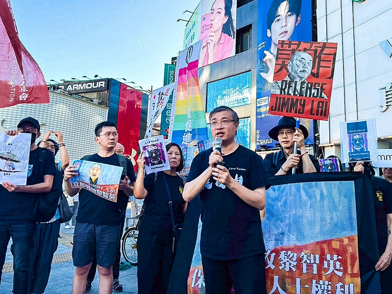 2025年8月24日(日),在台流亡港人赴湯與香港邊城青年,於台北西門「六色彩虹」地標舉行「 聲援黎智英,關注香港在囚人士的基本權利」行動,現場四周共約50名民眾與九個團體聲援行動。 圖:香港邊城青年提供