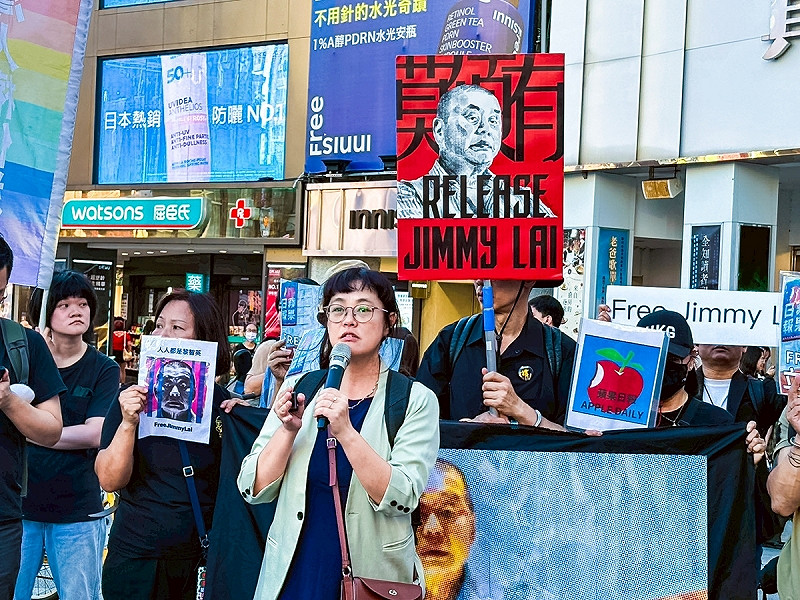 2025年8月24日(日),在台流亡港人赴湯與香港邊城青年,於台北西門「六色彩虹」地標舉行「 聲援黎智英,關注香港在囚人士的基本權利」行動,現場四周共約50名民眾與九個團體聲援行動。 圖:香港邊城青年提供
