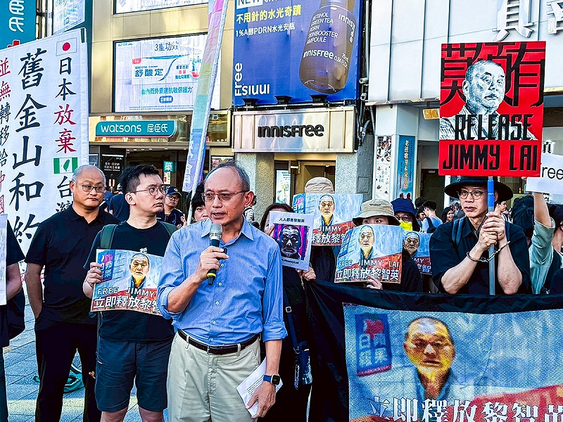 2025年8月24日(日),在台流亡港人赴湯與香港邊城青年,於台北西門「六色彩虹」地標舉行「 聲援黎智英,關注香港在囚人士的基本權利」行動,現場四周共約50名民眾與九個團體聲援行動。 圖:香港邊城青年提供