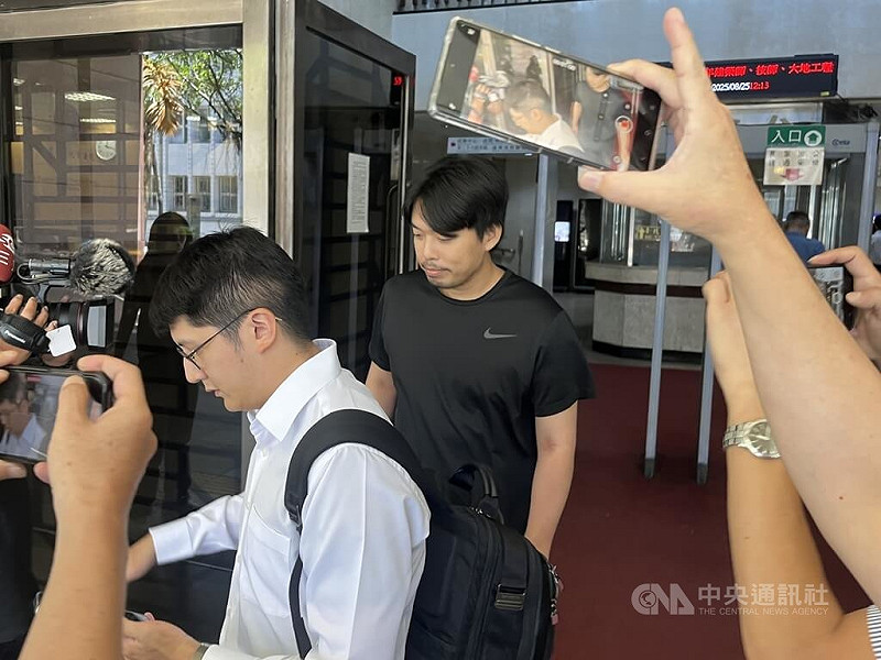 「迷因台式民主」版主戴瑞甯（中、黑衣）、女子林惠珠涉嫌在社群平台張貼合成圖，恐嚇京華城案檢察官等，25日遭北檢依恐嚇、違反個資法起訴，移審法院。台北地方法院中午諭知2人限制住居。中央社記者林長順攝  114年8月25日   