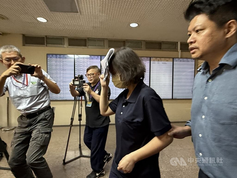 「迷因台式民主」版主戴瑞甯、女子林惠珠（中）涉嫌在社群平台張貼合成圖，恐嚇京華城案檢察官等，25日遭北檢依恐嚇、違反個資法起訴，檢方上午將2人移審台北地方法院，法官認定無羈押必要，限制住居。中央社記者林長順攝  114年8月25日   