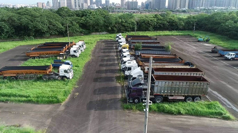 苗栗地檢署25日說，清運業者為省成本將營建廢土非法棄置，再由土資場開虛偽證明，形成環境犯罪鏈，案件偵結，檢方依廢清法起訴王姓後龍鎮民代表等49人，同時也查扣非法載運廢棄土的曳引車共39輛。（新竹地檢署提供）中央社記者郭宣彣傳真 114年8月25日   