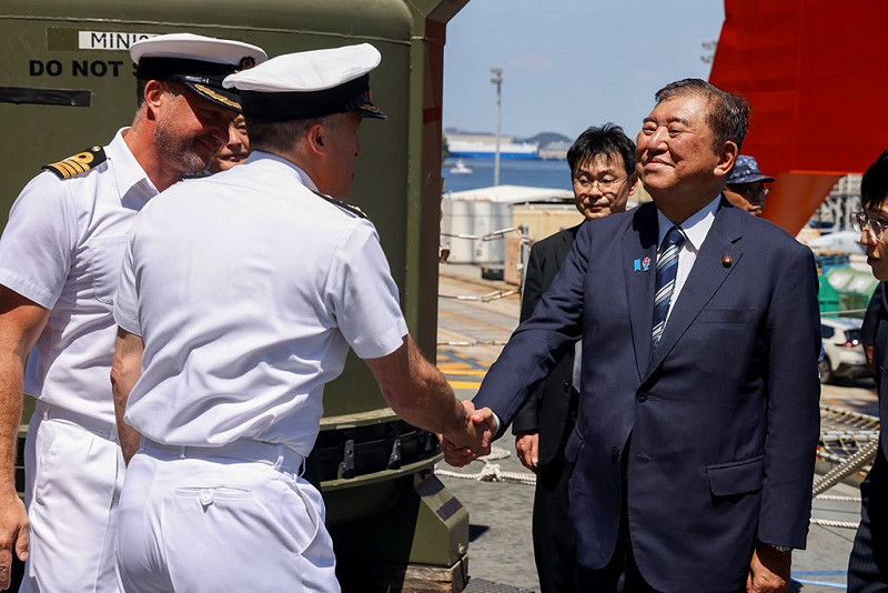 日本首相石破茂23日訪問靠泊神奈川縣橫須賀美國海軍基地的英國皇家海軍航空母艦「威爾斯親王號（R09）」，成為首位登上停靠日本的英國航艦的日本首相。   圖：翻攝「X」@COMUKCSG