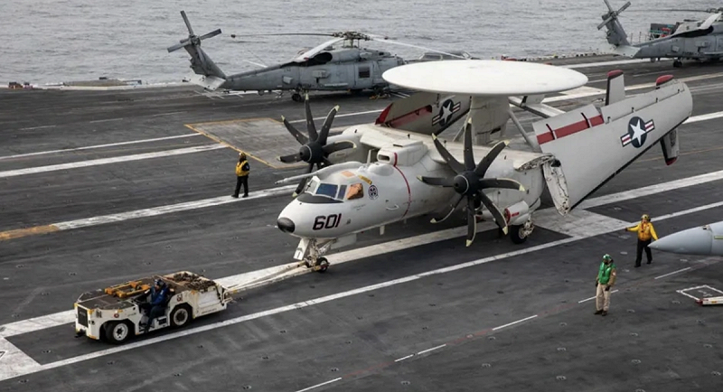 「杰拉爾德·R·福特」號航空母艦（CVN 78）的牽引車將第124預警機中隊的一架E-2D「先進鷹眼」預警機牽引到新的位置。   圖：翻攝自 hawk26講武堂