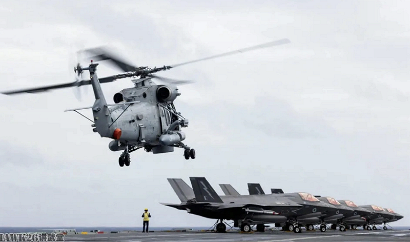 新西蘭海軍的 SH-2G 「超海妖」反潛直升機降落在英國皇家海軍「威爾士親王」號航母甲板上,與 F-35B 隱形戰機同場形成新舊裝備對比。 圖:翻攝自 hawk26講武堂 新西蘭海軍的 SH-2G 「超海妖」反潛直升機降落在英國皇家海軍「威爾士親王」號航母甲板上,與 F-35B 隱形戰機同場形成新舊裝備對比。 圖:翻攝自 hawk26講武堂