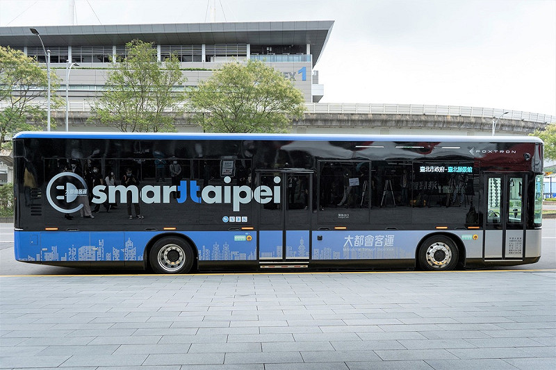 台灣鴻海精密工業集團開發的大型巴士「Model T」。圖為2022年北市引進時照片。   圖：翻攝「臉書」鴻海科技集團Hon Hai Technology Group粉絲專頁