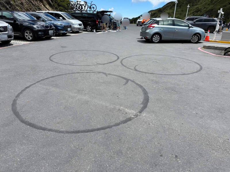 武嶺停車場又有機車燒胎並留下3個圓圈。   圖：翻攝自中橫路況資訊站臉書