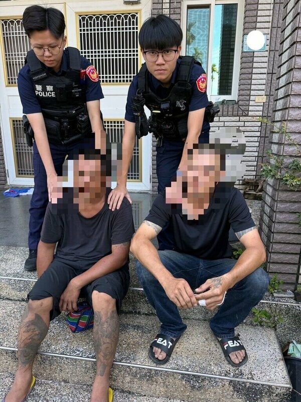 嘉義縣林姓（前右）、江姓男子（前左）24日深夜至大林鎮偷割竹筍遭攔阻，並持刀具與棍棒攻擊，造成筍農父子手腳受傷，隨後駕車衝撞逃逸。警方25日在梅山鄉逮捕2人，依強盜等罪嫌移送法辦。（警方提供）中央社記者黃國芳傳真  114年8月25日   