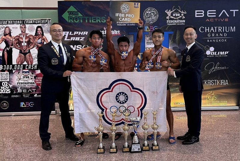 國際健美總會（IFBB）Mr.Universe環球先生國際錦標賽24日在泰國落幕，中華民國健美健身協會秘書長陳緯哲（左起）帶領國手甘祐昌、張永杰、陳至筠創下佳績。（中華民國健美健身協會提供）中央社記者黎建忠傳真　114年8月25日   