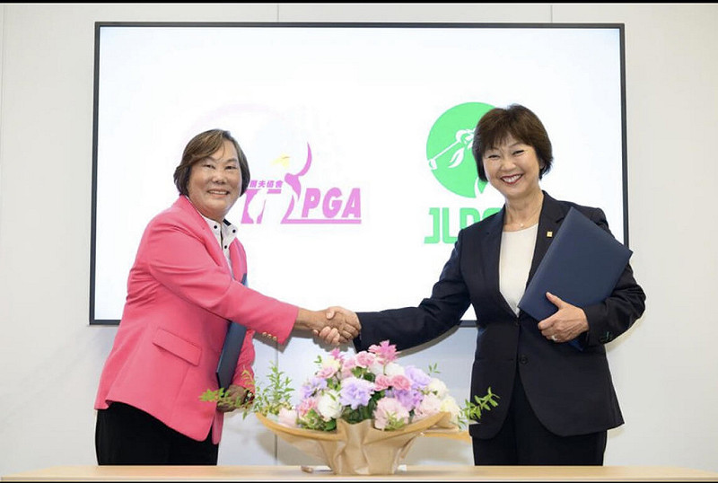 台灣女子職業高爾夫協會（TLPGA）理事長劉依貞（左）、日本女子職業高爾夫協會（JLPGA）會長小林浩美（右）25日簽署合作協議，共同認證2026台灣鴻海女子高爾夫公開賽將在台開打。（TLPGA提供）中央社記者黎建忠傳真　114年8月25日   