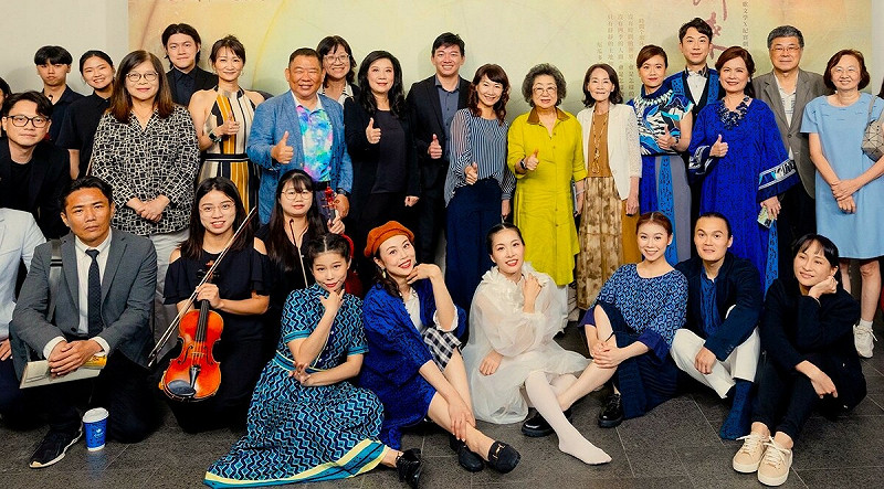 《紀實音樂劇場-歸來去》演出人員與到場參與活動的嘉賓。 圖:新古典室內樂團/提供
