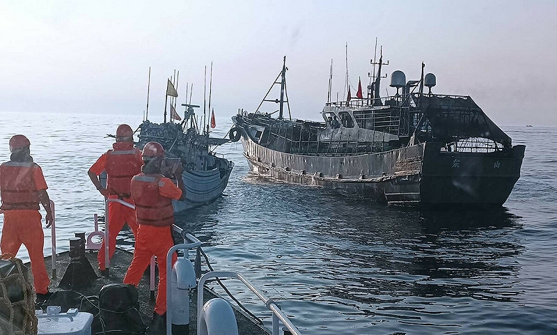 海巡隊10038艇針對兩造船舶進行外觀蒐證。   圖：海巡署艦隊分署/提供