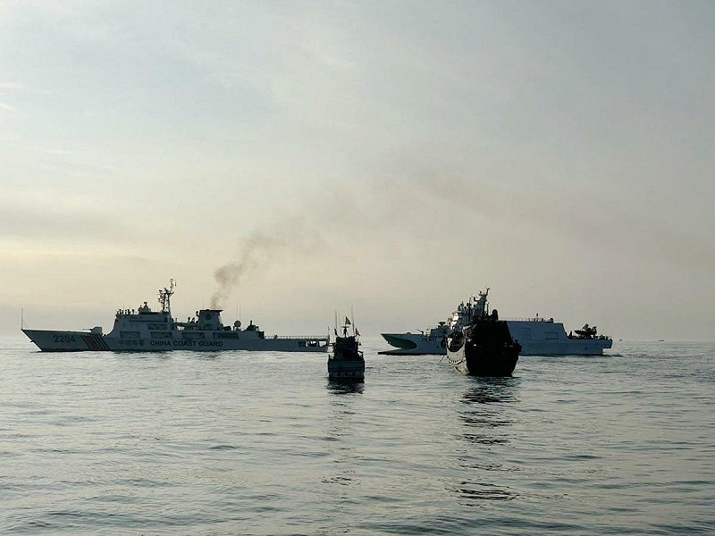 安平艦戒護我方漁船不受中國海警船干擾。 圖:海巡署艦隊分署/提供