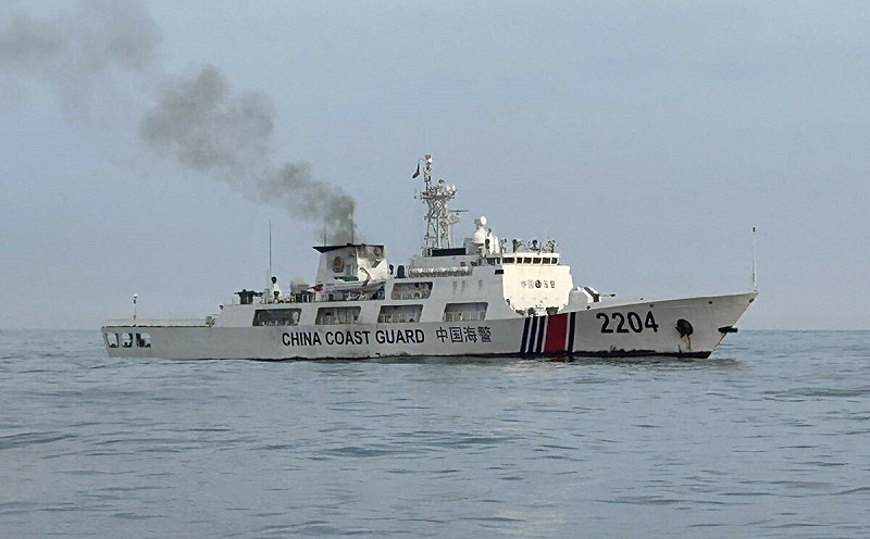 我方海巡艦艇主動與中國海警船「2204」通聯,明確要求不得靠近干擾我方船舶。 圖:海巡署艦隊分署/提供