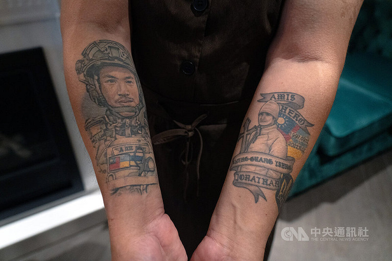 台灣志願兵曾聖光在烏克蘭陣亡近3年,曾媽媽蘇雨柔在思念中掙扎,身上刺了3處刺青,其中手臂刺有曾聖光。中央社記者陳彥婷攝 114年8月25日 圖:中央社提供