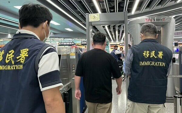 2日男西門町舉五星旗喊「是中國的」 矢板明夫：某台灣肌肉男同類