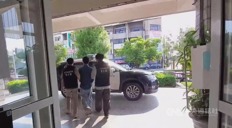 越南籍高姓男子24日凌晨與同鄉陳姓男子飲酒，2人酒後引發口角衝突，高男持刀刺傷對方腹部後逃逸，陳男送醫無生命危險，台中警方獲報循線於桃園市新屋區一處騎樓下將高男逮捕送辦。（翻攝照片）中央社記者蘇木春傳真  114年8月26日   