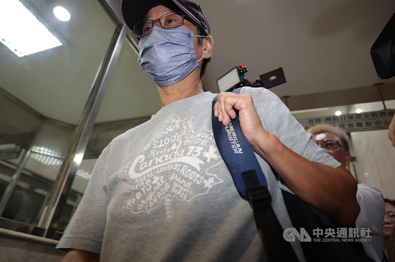 台師大女足抽血爭議，北檢25日指揮調查局台北市調處，兵分3路搜索被告教練周台英（圖）住居所及辦公室並約談周台英，晚間11時將周台英移送北檢複訊，周台英面對鏡頭不發一語。中央社記者翁睿坤攝 114年8月25日   