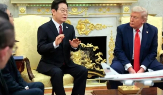 美國總統川普(右)當地時間 25 日，在白宮與韓國總統李在明會談。   圖 : 翻攝自環球往