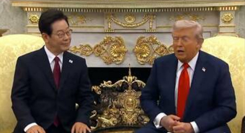 美國總統川普在白宮接見韓國總統李在明(左)時，刻意主動提到中美關係與日韓慰安婦問題。   圖 : 影片截圖