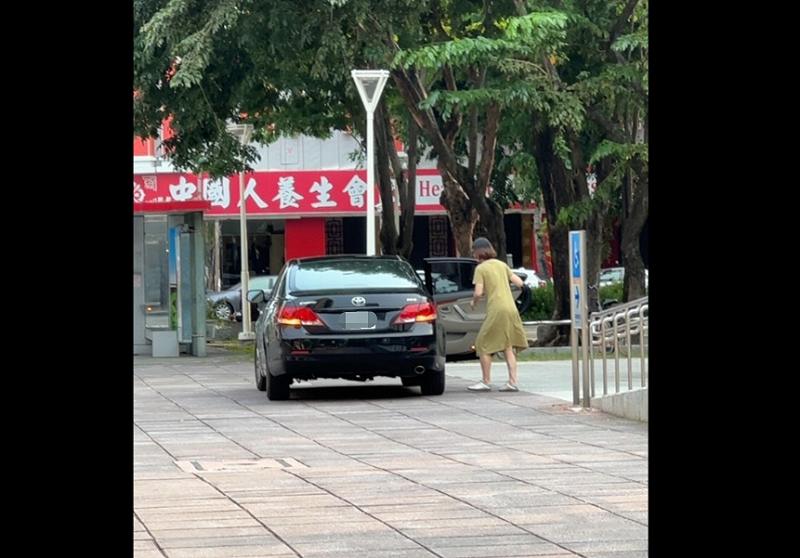 高雄駕駛直接開上人行道接人，誇張行徑引發網友討論。   圖：翻攝自Threads