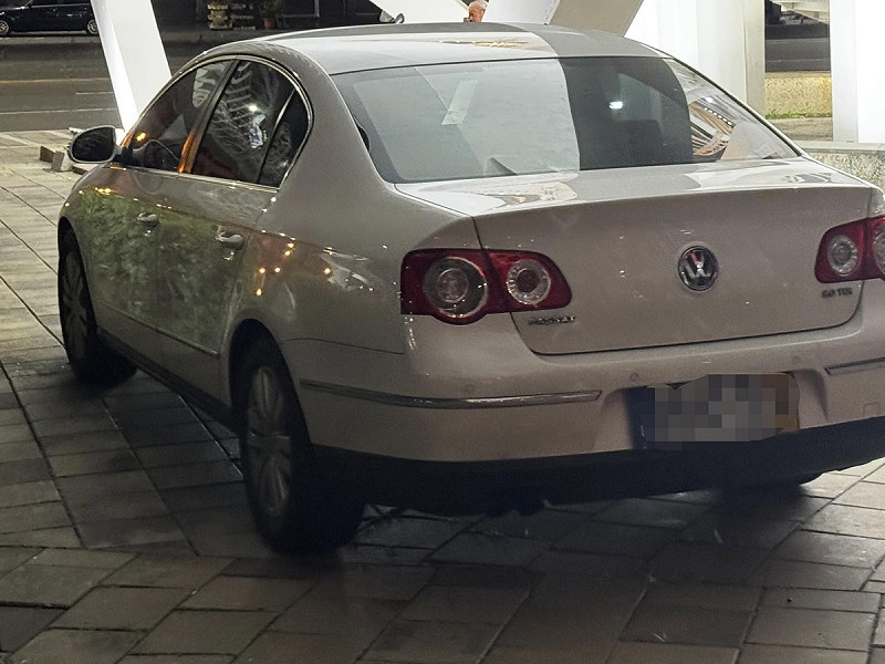網友分享在高雄遇到的車輛誇裝違規行徑。   圖：翻攝自Threads
